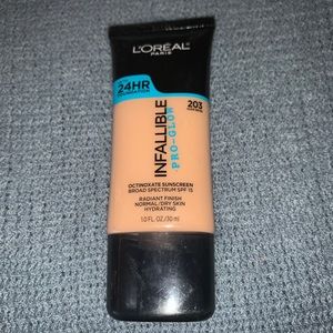 L’Oréal Paris INFALLIBLE PRO-GLOW Foundation 203